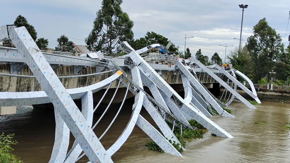 Sập toàn bộ khung thép trang trí cầu Maspero ở Sóc Trăng 