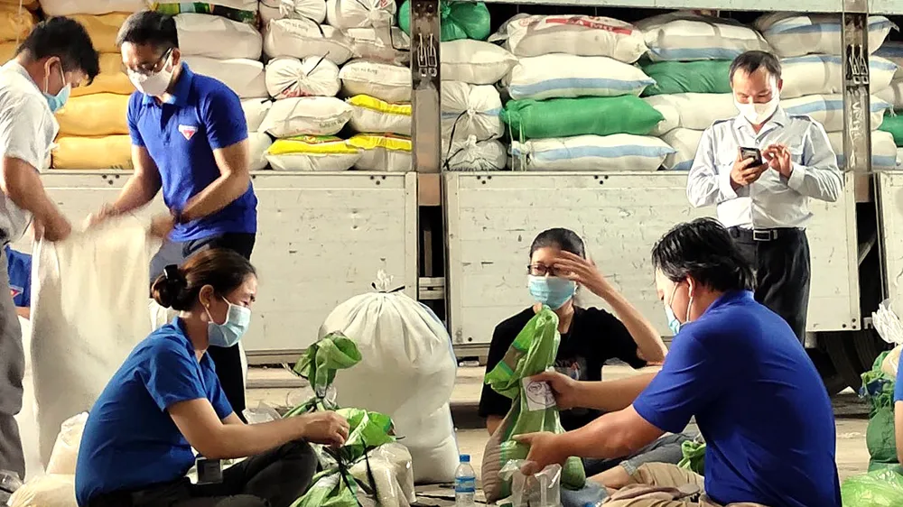 Hơn 60 tấn hàng thiết yếu tiếp tục được chuyển đi hỗ trợ người dân TPHCM