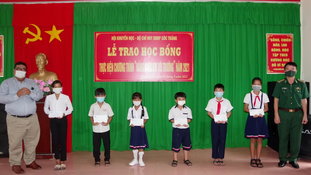 Sóc Trăng trao 200 suất học bổng cho học sinh khó khăn 