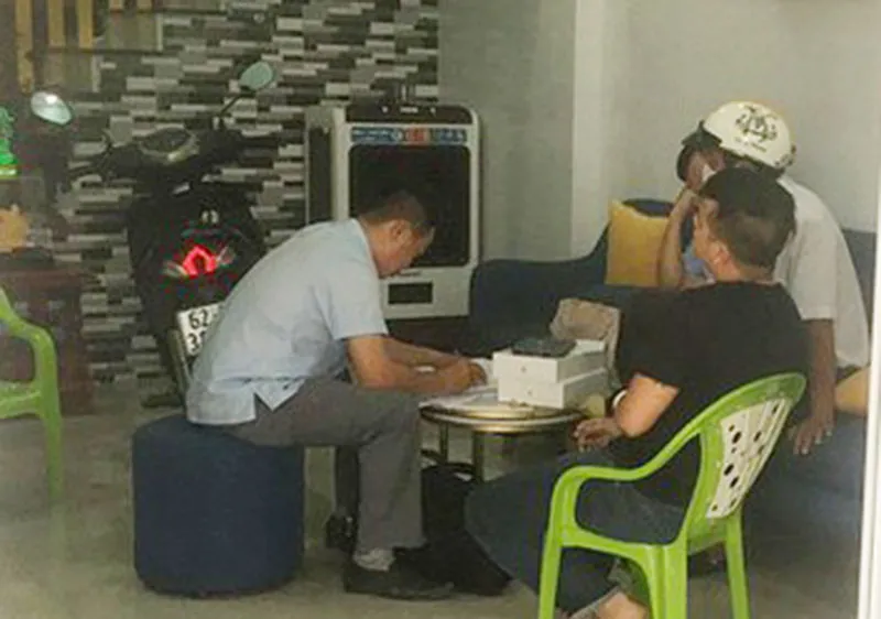 Lực lượng chức năng khám xét nhà riêng của bị can Trương Châu Hữu Danh tại Long An