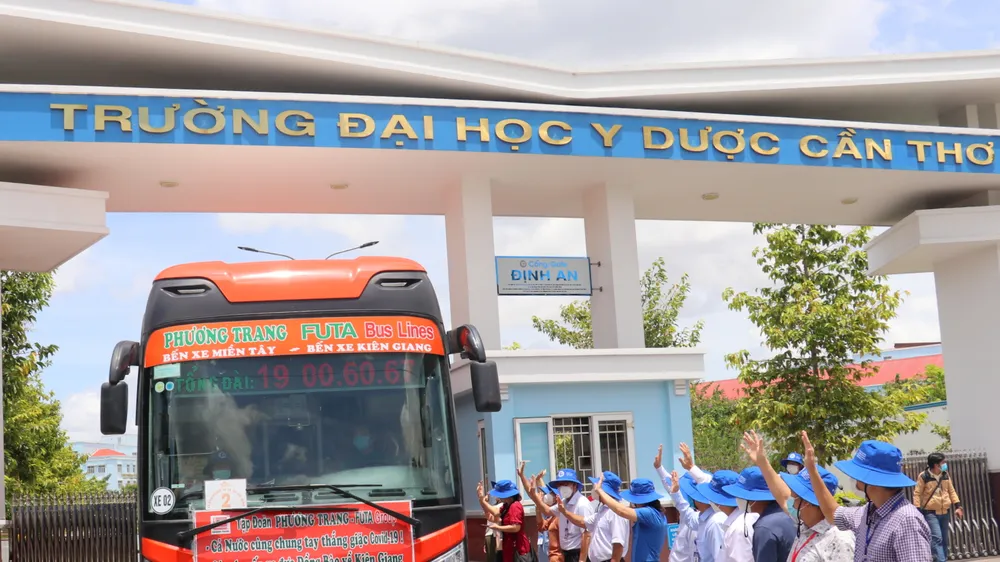 Hơn 600 cán bộ, sinh viên Trường Đại học Y Dược Cần Thơ lên đường hỗ trợ Kiên Giang