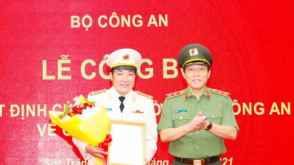 Đại tá Lâm Thành Sol (trái) giữ chức Giám đốc Công an tỉnh Sóc Trăng