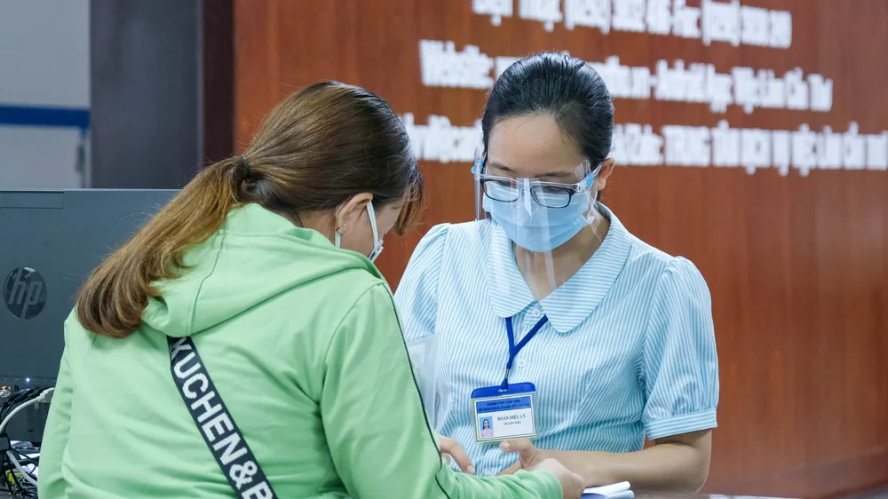 Tư vấn việc làm cho người dân ở TP Cần Thơ. Ảnh: TUẤN QUANG