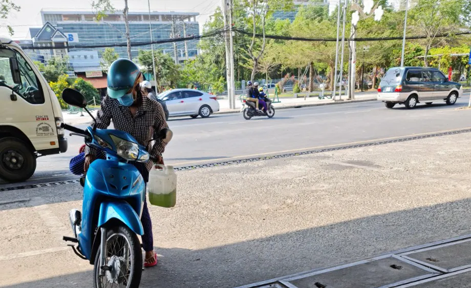 Nhiều người dân mua xăng về dự trữ