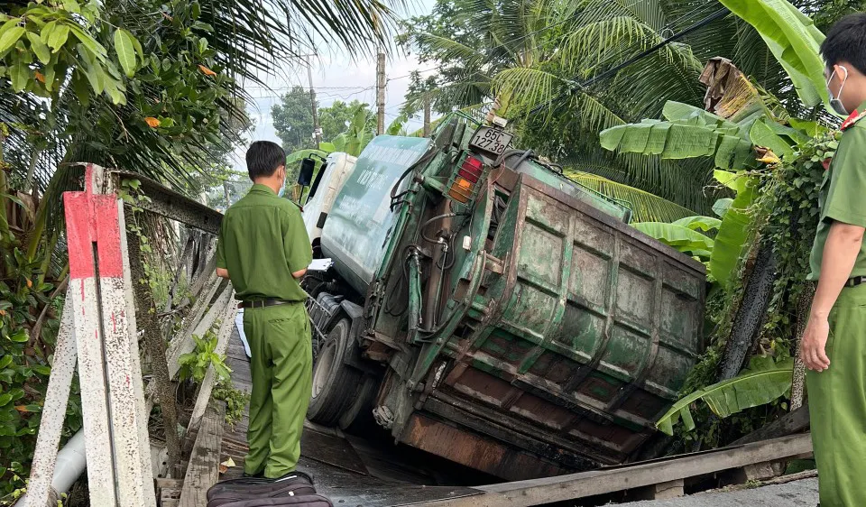 Xe chở rác 15 tấn làm sập cầu tải trọng chỉ 3,5 tấn