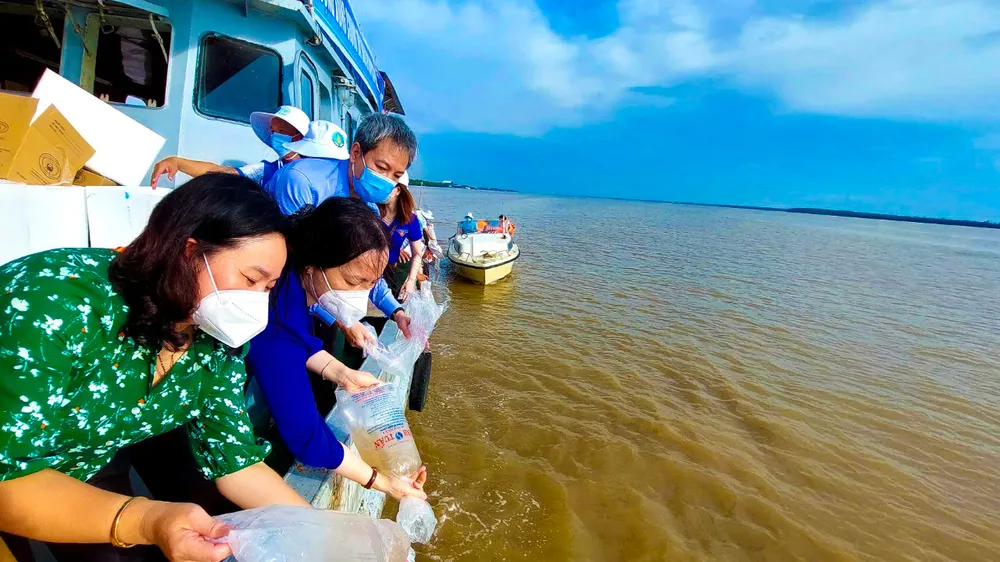 Sóc Trăng thả 4,3 triệu con giống thủy sản ra biển 