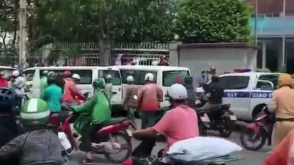 Ngáo đá, cướp xe cấp cứu phóng bạt mạng trên đường