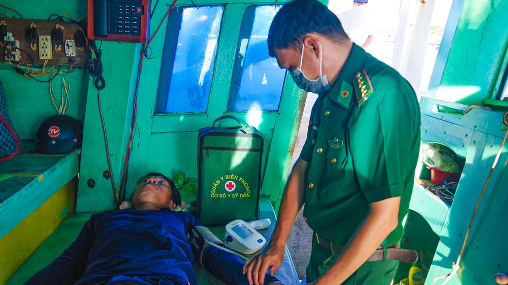 Lực lượng quân y Biên phòng tỉnh Sóc Trăng thăm khám cho ngư dân Đặng Ngọc Hiếu