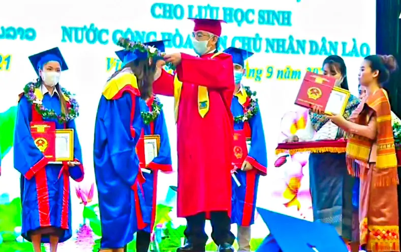 Hỗ trợ nước bạn Lào phát triển nguồn nhân lực