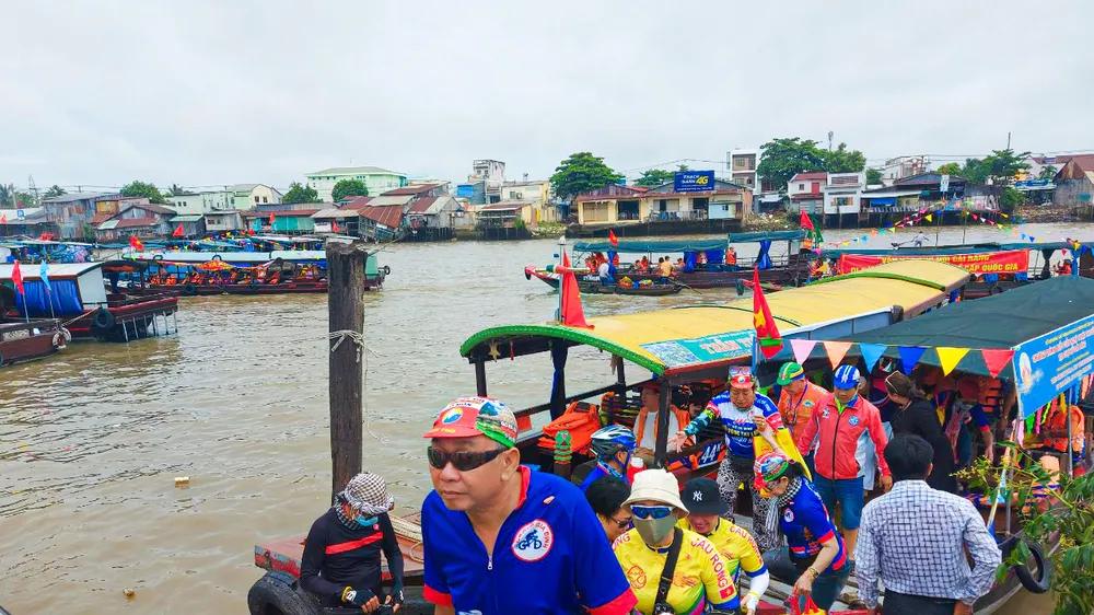 Đông đảo du khách có mặt tại Ngày hội Du lịch “Văn hóa Chợ nổi Cái Răng” lần thứ VI năm 2022