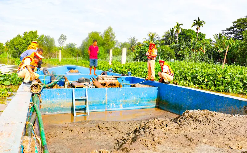Phát hiện sà lan chở hàng trăm khối cát không rõ nguồn gốc trên sông Hậu