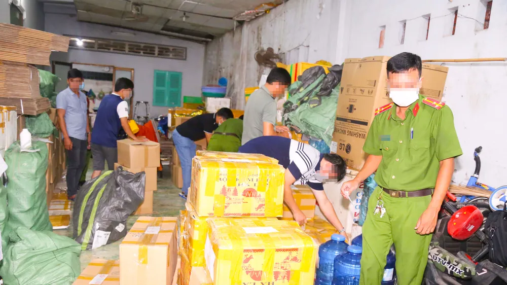 Lực lượng chức năng khám xét nơi các đối tượng làm giả thuốc thủy sản