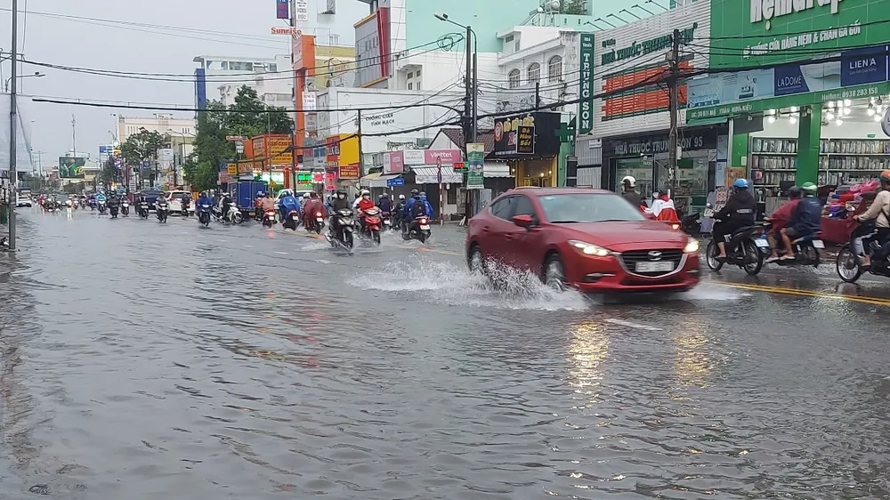 Cần Thơ ngập trong nước do mưa lớn kết hợp triều cường