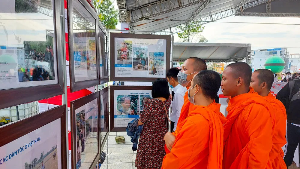 Triển lãm hơn 600 ảnh, tư liệu về dân tộc, tôn giáo 