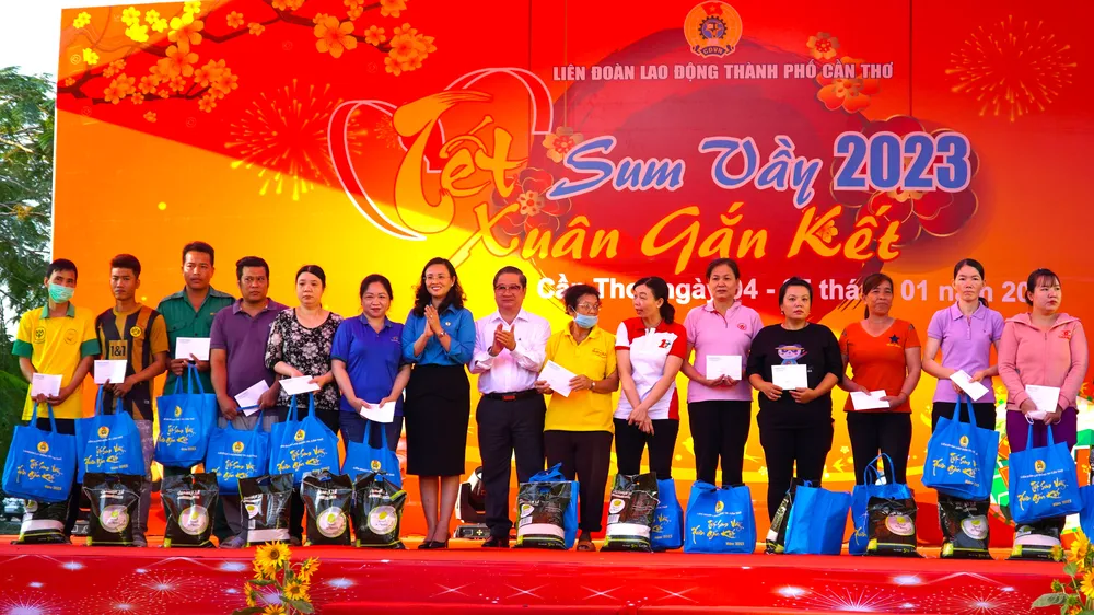 Cần Thơ khai mạc chương trình “Chợ Tết Công đoàn” 