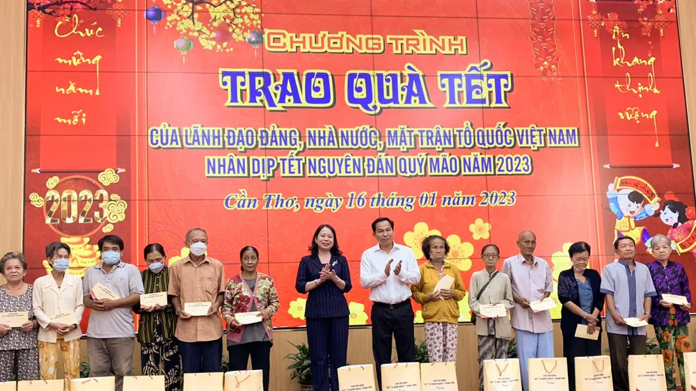 Phó Chủ tịch nước Võ Thị Ánh Xuân thăm, tặng quà tết tại Cần Thơ