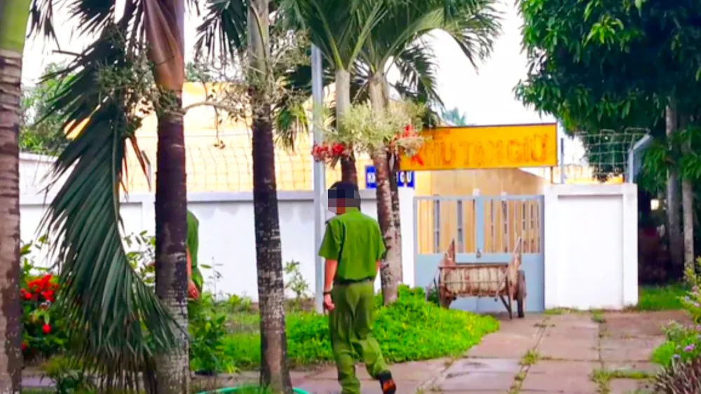 Bắt đội trưởng trại tạm giam lạm quyền trong khi thi hành công vụ