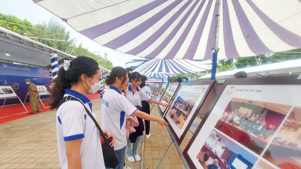 Khai mạc tuần lễ trưng bày ảnh “Luật gia Việt Nam với biển đảo quê hương”