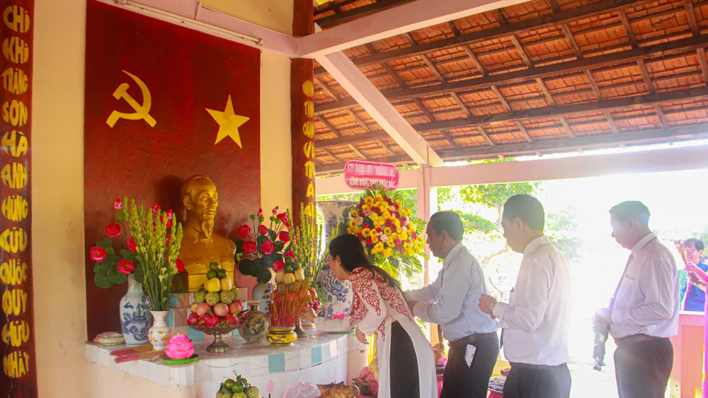 Dâng hương tưởng nhớ Bác Hồ tại Đền thờ Bác Hồ ở Cù Lao Dung 