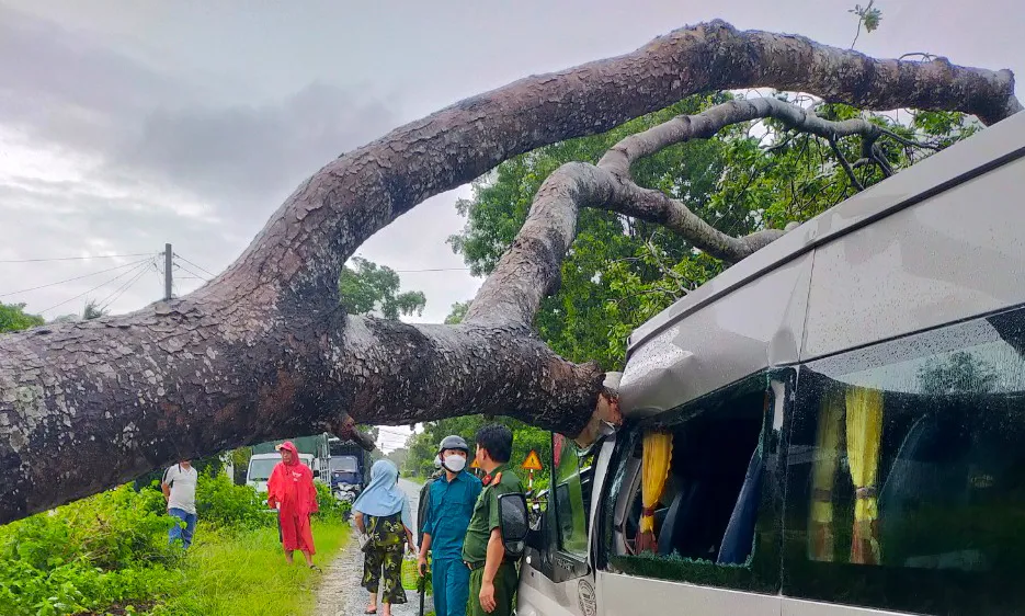 ĐBSCL: Bão Talim gây mưa lớn, dông lốc làm hư hại nhiều nhà dân