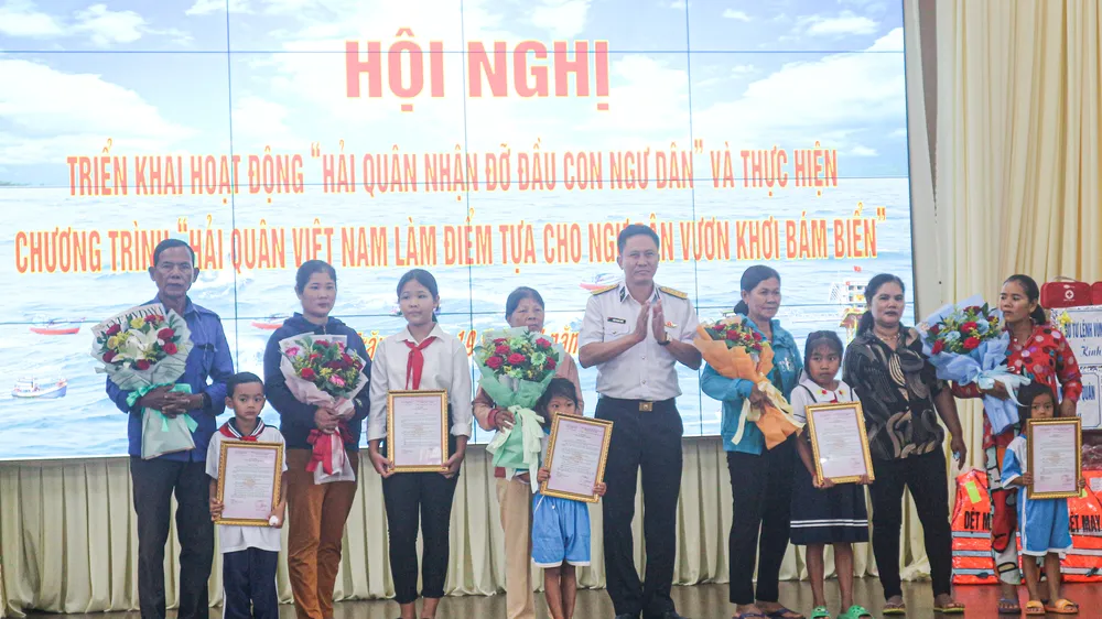 Triển khai hoạt động “Hải quân nhận đỡ đầu con ngư dân” tại Sóc Trăng