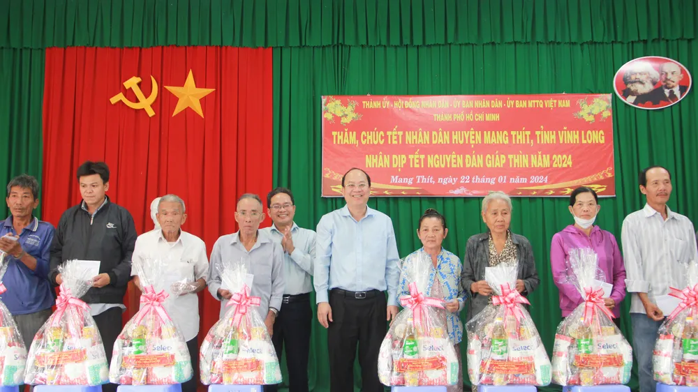 Lãnh đạo TPHCM thăm, tặng quà tết tại tỉnh Vĩnh Long