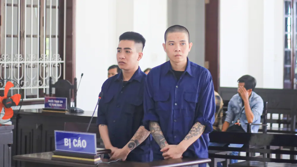 Chém người đi nhầm phòng hát karaoke, 2 thanh niên lãnh án 23 năm tù