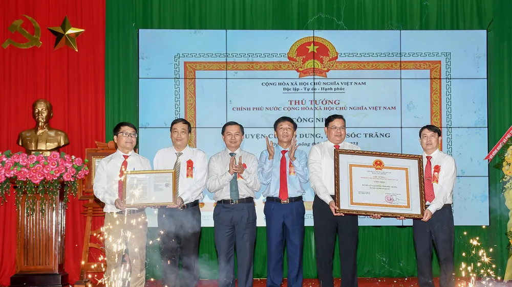 Huyện cù lao lớn nhất sông Hậu đạt chuẩn nông thôn mới