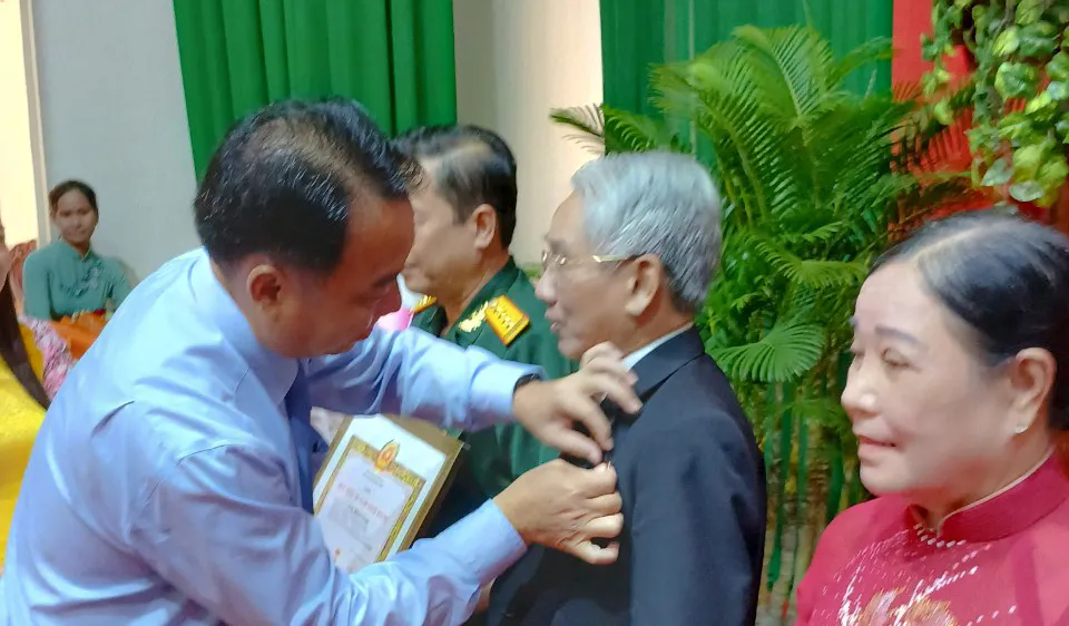 Vĩnh Long: Trao Huy hiệu Đảng đến đảng viên cao tuổi