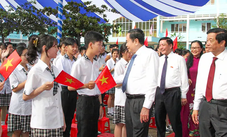 Chủ tịch Quốc hội Trần Thanh Mẫn dự khai giảng năm học mới tại Vĩnh Long