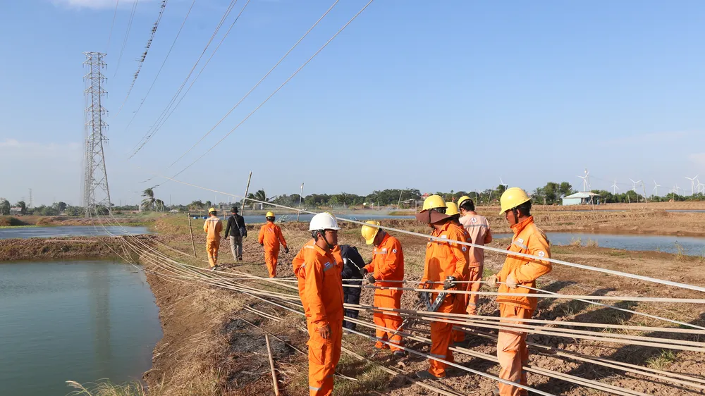 Vượt nắng thắng mưa vận hành đường dây 110kV (Vĩnh Châu, Sóc Trăng)