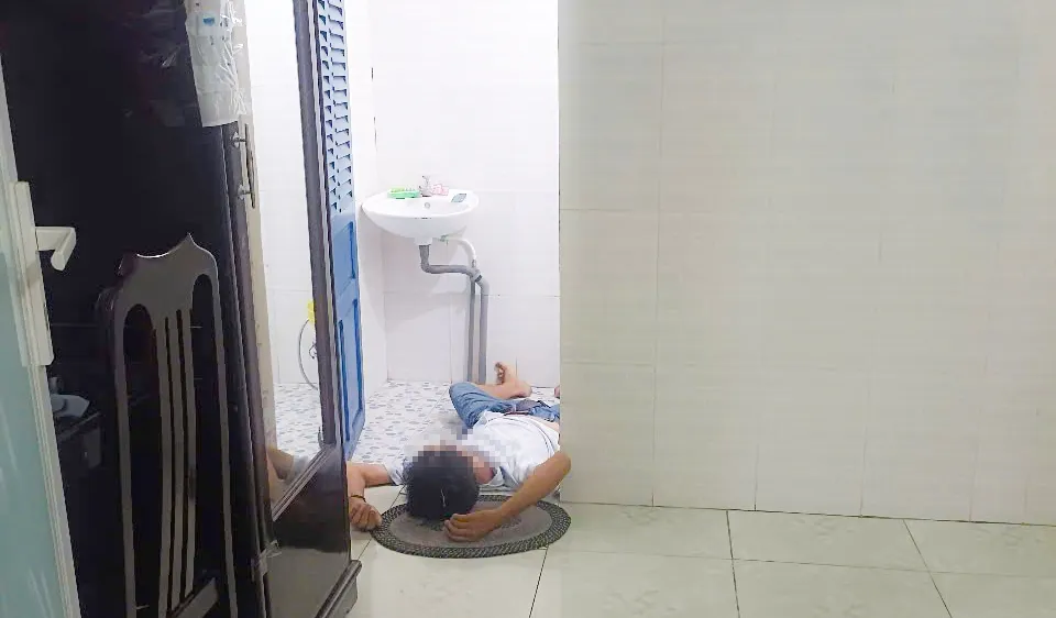 Người đàn ông tử vong trong nhà nghỉ, cạnh vỉ thuốc màu xanh