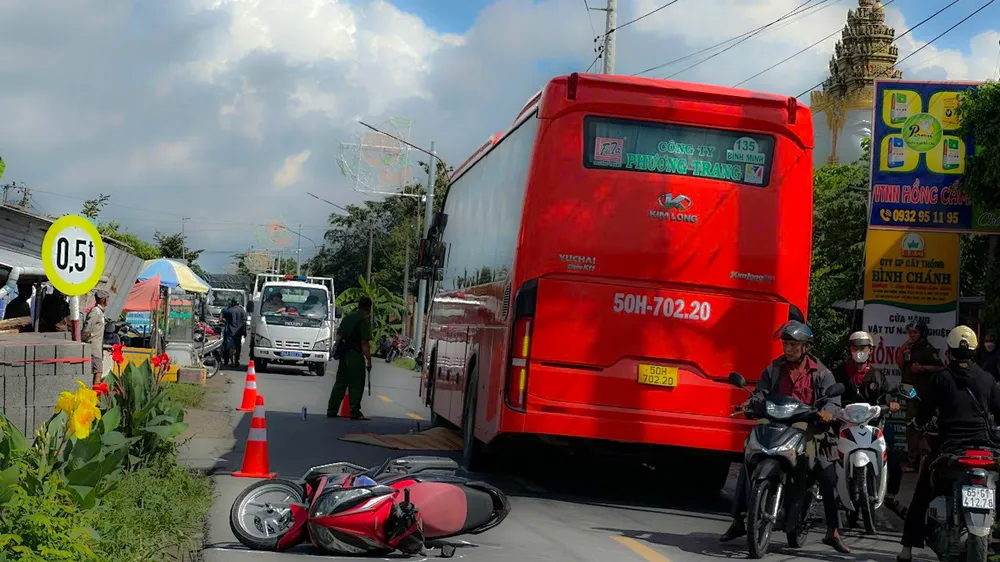 Vĩnh Long: Xe khách va quẹt xe mô tô, 1 người tử vong