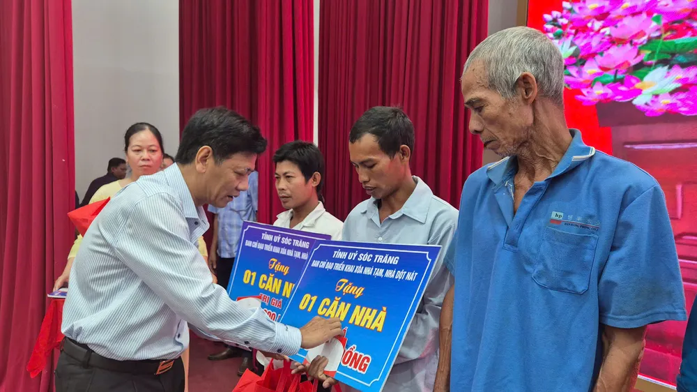 Sóc Trăng bàn giao 8.917 nhà mới, nhà đã sửa chữa cho người dân khó khăn 