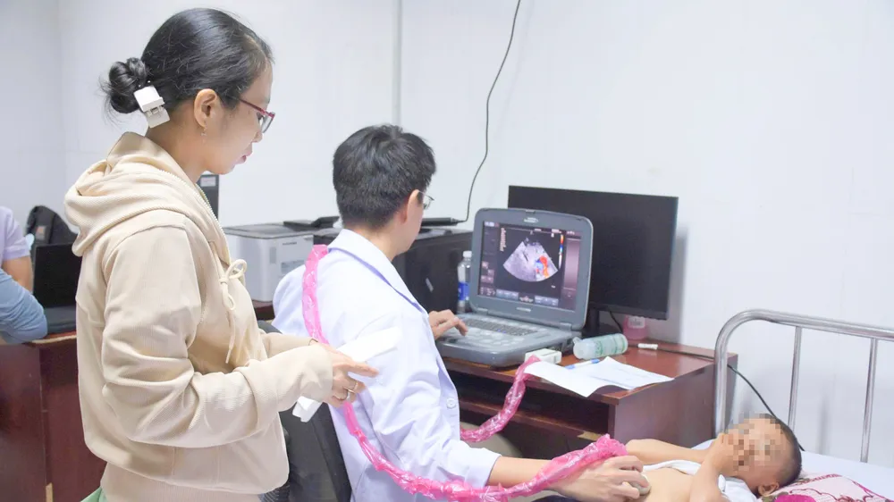 Cần Thơ: Khám sàng lọc bệnh tim bẩm sinh cho trẻ em 