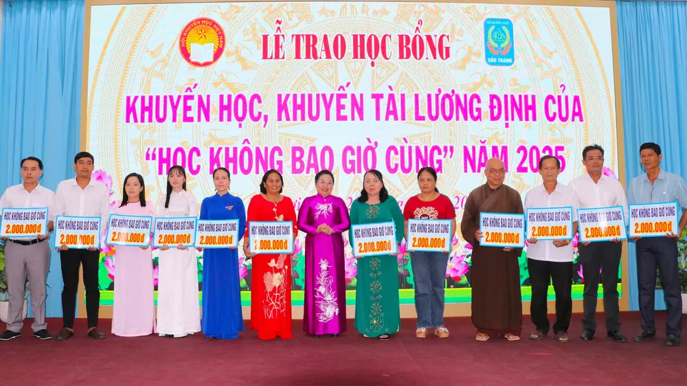 Cần Thơ: Trao học bổng Lương Định Của gần 2 tỷ đồng