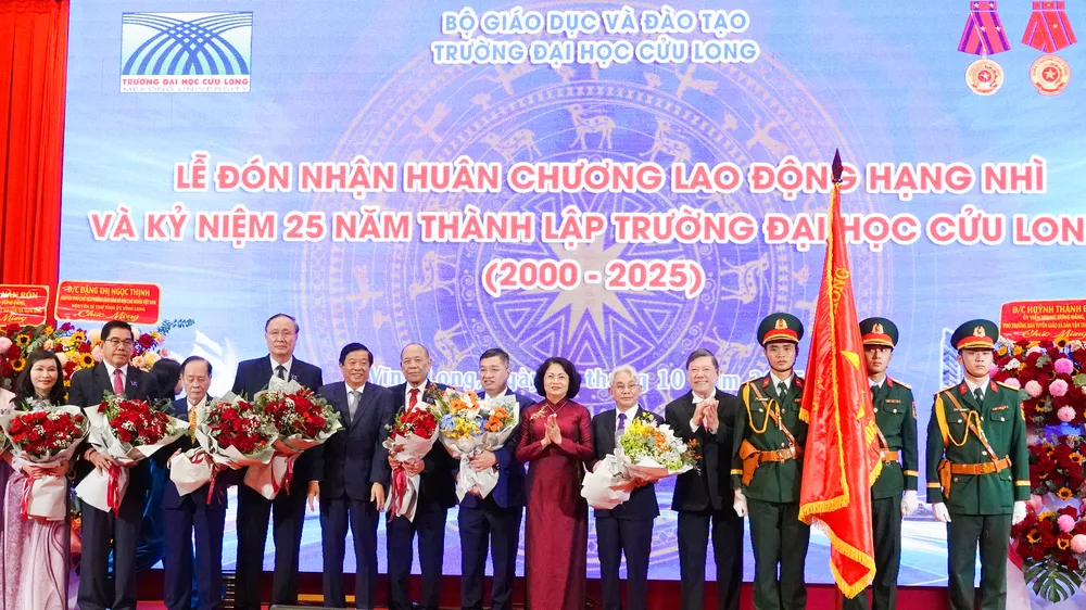 Tập thể lãnh đạo Trường Đại học Cửu Long và các đại biểu tại lễ kỷ niệm
