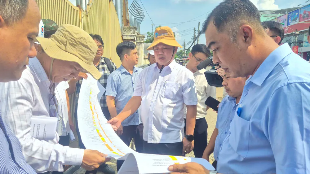 Phó Chủ tịch UBND TP Cần Thơ Nguyễn Văn Hoà kiểm tra thực địa tiến độ Dự án Nâng cấp, mở rộng quốc lộ 91