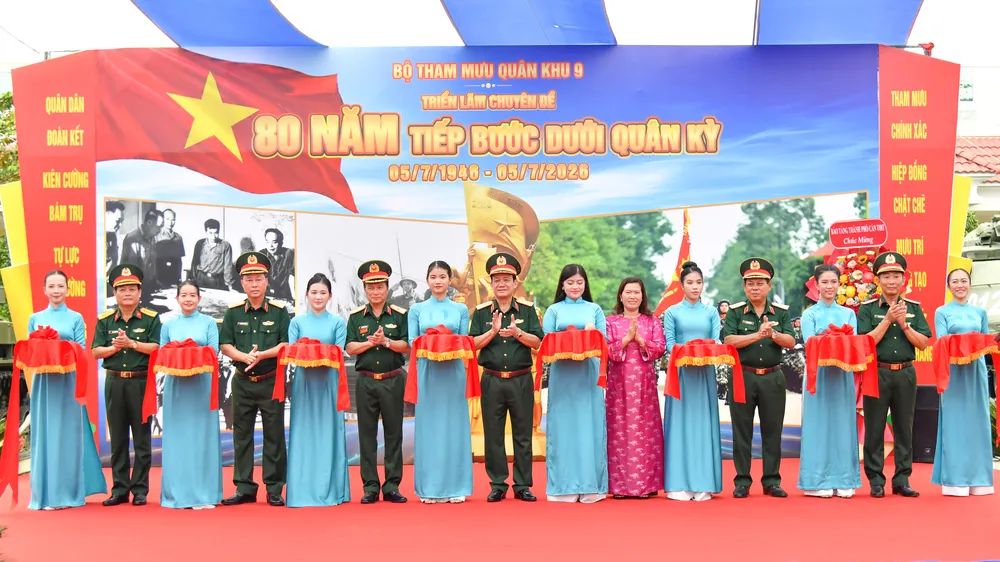 Quân khu 9 khai mạc triển lãm “80 năm tiếp bước dưới Quân kỳ”