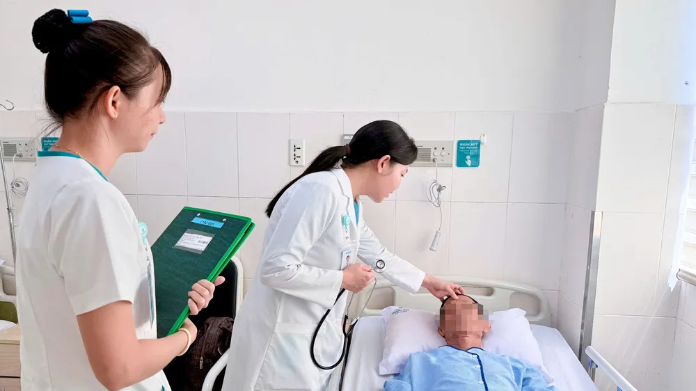 Cụ ông 70 tuổi bị ong đốt dẫn đến rối loạn đông máu