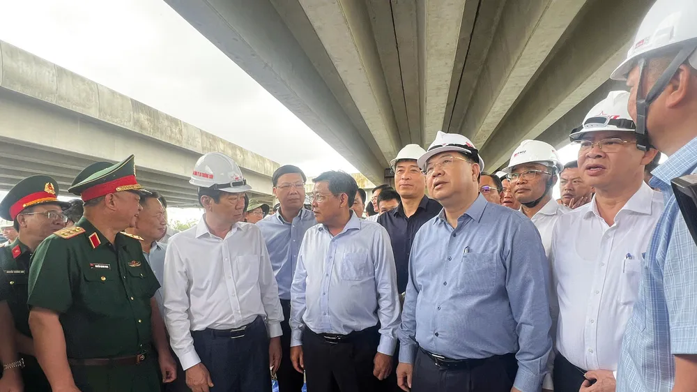 Tập trung tối đa nhân lực, thiết bị để đẩy nhanh tiến độ các dự án giao thông trọng điểm ở ĐBSCL