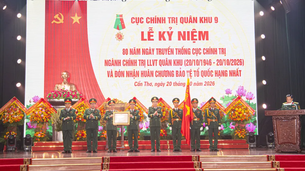 Cục Chính trị Quân khu 9 đón nhận Huân chương Bảo vệ Tổ quốc hạng Nhất