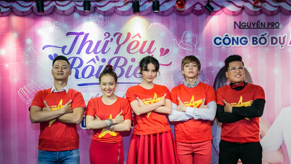 Cả đoàn phim diện sắc đỏ cổ vũ U23 Việt Nam