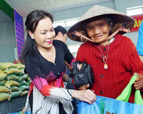 Việt Hương không nhận show, đi trao quà tết sớm