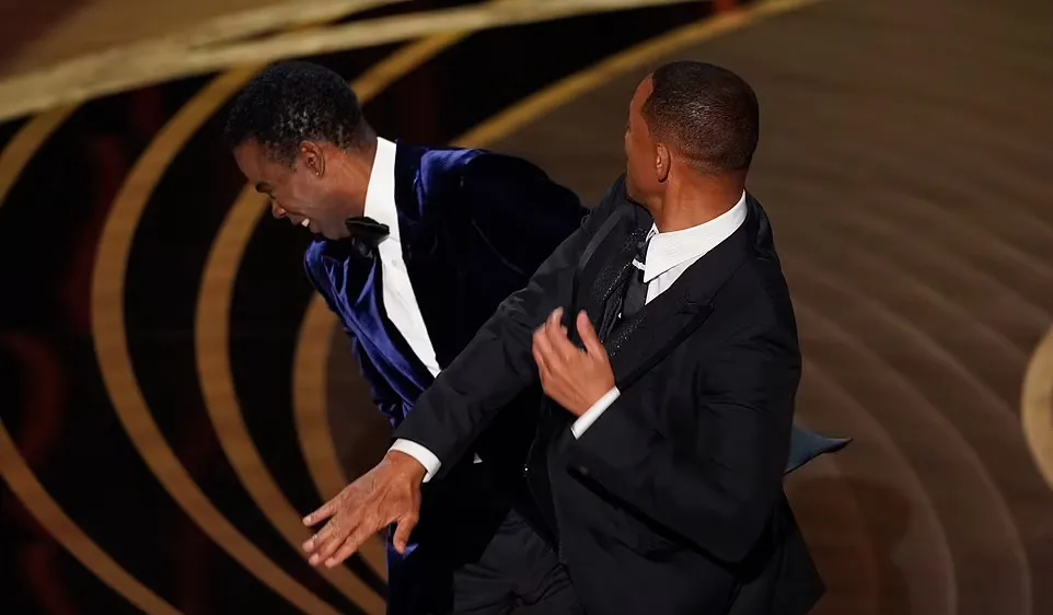 Will Smith nói lời xin lỗi sau khi tát Chris Rock trên sân khấu Oscar