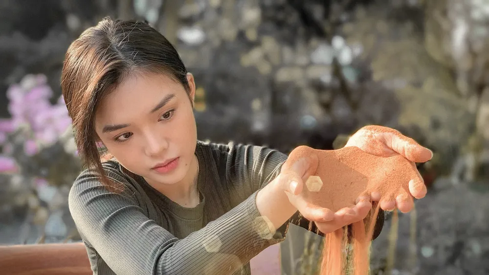 Đạo diễn Nhâm Minh Hiền làm phim tôn vinh nghề làm tranh cát 