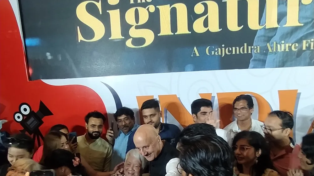 Diễn viên huyền thoại của Bollywood được chào đón tại Việt Nam 