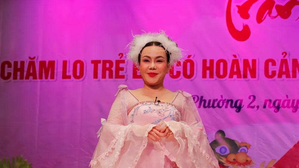 Việt Hương tổ chức Trung thu cho 600 em nhỏ; 2 ngày 1 đêm trở lại; ca sĩ mặt nạ tăng sức nóng