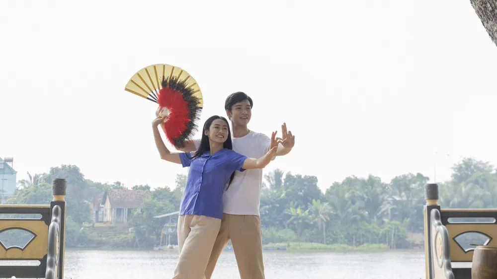 Tung poster, trailer mới, phim Sáng đèn ấn định ngày chiếu sớm
