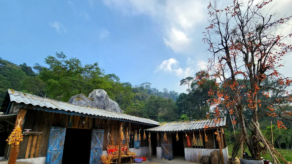 Lý Hải – Minh Hà đội nắng dẫn du khách tham quan phim trường Lật mặt 7